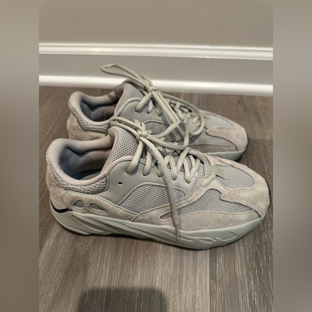 YEEZY BOOST 700 MENS SIZE 7M/8.5W Salt/Grey